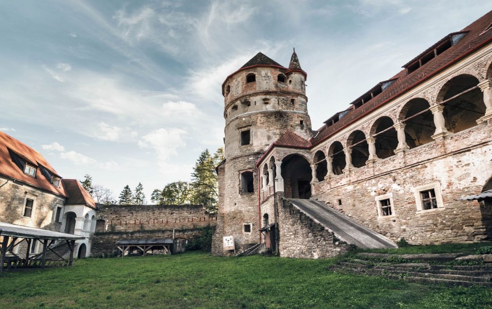castle cris transylvania holidays